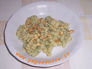 FUSILLI CORTI CON RICOTTA, BROCCOLO E NOCI